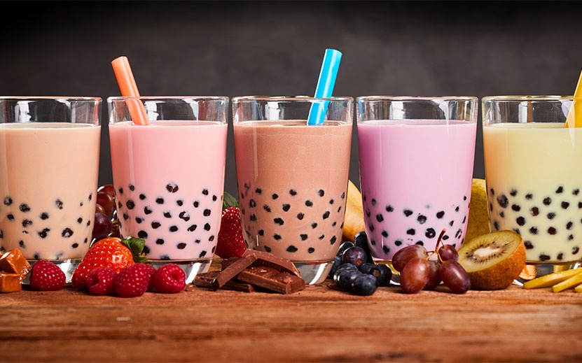 Asesor y emprendedor planificando una carta de bubble tea